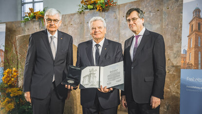 Jürgen Morlok (l.) und Karl-Heinz-Paqué mit Freiheitspreisträger Joachim Gauck (M.)