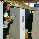Frau im Wahlbüro im Kosovo