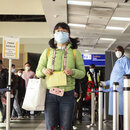 Passagiere aus China müssen sich am Flughafen in Nairobi, Kenia eines Gesundheitschecks unterziehen