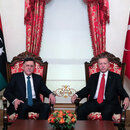 Recep Tayyip Erdogan (r), Präsident der Türkei, und Fayez al-Sarraj, Premierminister von Libyen, nehmen an einem gemeinsamen Treffen im Dolmabahce-Palast teil.
