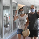 Touristen am Flughafen in Hanoi 
