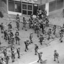 Nach tagelangen Massendemonstrationen der Bevölkerung schlug das Militär die Proteste am 18. Mai gewaltsam nieder. 