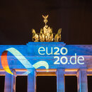 Brandenburger Tor mit Animation des Logos der deutschen Ratspräsidentschaft 
