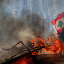 Libanon Revolution - Brennende Absperrungen am libanesischen Außenministerium