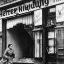 Brennende Synagogen, zerstörte Geschäfte, Demütigung jüdischer Deutscher – Bilder der Reichspogromnacht