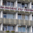 An einem Wohngebäude in Lichtenberg hängt ein Plakat, auf dem auf die Vermietung von Wohnungen hingewiesen wird.