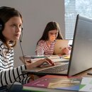 Schüler im Homeschooling an digitalen Geräten