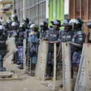 Ugandische Polizisten vor dem Haus des führenden Oppositionellen Bobi Wine