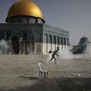 Ein palästinensischer Mann flieht vor Tränengas während Zusammenstößen mit israelischen Sicherheitskräften vor der Felsendom-Moschee auf dem Gelände der Al-Aqsa-Moschee in Jerusalems Altstadt am Montag, 10. Mai 2021. 