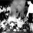 Mitglieder der Hitler-Jugend bei einer Bücherverbrennung