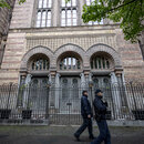 Polizisten vor dem Eingang der neuen Synagoge in Berlin