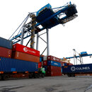 Container im Hafen von Keelung im Nordosten von Taiwan.