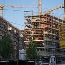 Ein Transparent der Bürgerinitiative «Deutsche Wohnen & Co. enteignen» hängt in der Nähe einer Baustelle, die sich auf dem Neubauprojekt "Am Tacheles" an der Oranienburger Straße befindet. 