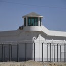 Ein Wachturm auf einer Hochsicherheitsanlage am Rande von Hotan in Chinas nordwestlicher Region Xinjiang.