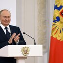 Der russische Präsident Vladimir Putin applaudiert den Athleten des paralympischen Kommittees bei einer Zeremonie im Kreml am 13. September 2021.