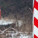 Grenzpfähle zwischen Polen und Belarus von Mostowlany, einem kleinen Dorf in der polnischen Region Podlasie.