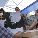 Eine Frau zählt die Stimmen der chilenischen Parlamentswahlen 2021 in einem Wahllokal in Providencia, Santiago, Chile am 21. November 2021.