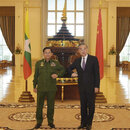 Militärmachthaber Min Aung Hlaing, links, mit dem chinesischen Außenminister Wang Yi im Januar 2021 in Naypyitaw, Myanmar