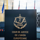 Das Bild zeigt ein Schild vor dem Europäischen Gerichtshof mit der Aufschrift "Cour de Justice de l'union Européene" im Europaviertel auf dem Kirchberg.