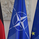 Die Flaggen der Bundesrepublik Deutschland, der Nato und der Europäischen Union