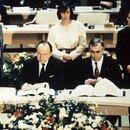 Bundesaussenminister Hans-Dietrich Genscher (l) und Bundesfinanzminster Theo Waigel (r) unterzeichnen am 7. Februar 1992 den Vertrag zur Wirtschafts- und Währungsunion der Europäischen Gemeinschaft in Maastricht (Niederlande)