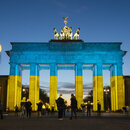 Das Brandenburger Tor wird in den Farben der Ukrainischen Flagge angestrahlt.