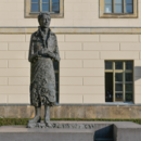 Denkmal Lise Meitner an der Humboldt-Universität in Berlin