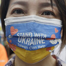 Eine  Frau protestiert in Taipeh, Taiwan am 13. März 2022 gegen die Invasion Russlands.