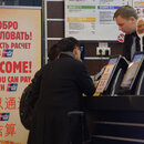 Ein chinesischer Tourist zahlt in Moskau bei Burger King mit UnionPay.