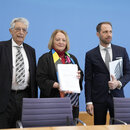 Sabine Leutheusser-Schnarrenberger, Bundesministerin a. D. gemeinsam mit Gerhart Baum, Bundesminister a. D., Rechtsanwalt Dr. Nikolaos Gazeas, , bei der Bundespressekonferenz zum Thema Strafanzeige beim Generalbundesanwalt. 