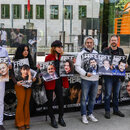 Politische Aktivisten demonstrieren zusammen mit anderen Demonstranten vor der türkischen Botschaft in Berlin