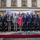 Der tschechische Premierminister Petr Fiala und die Präsidentin des Europäischen Parlaments Roberta Metsola posieren für ein gemeinsames Foto mit Mitgliedern der tschechischen Regierung und Mitgliedern der Konferenz der Präsidenten des Europäischen Parlaments