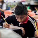 Niño estudiando en su aula