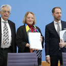 Sabine Leutheusser-Schnarrenberger gemeinsam mit Gerhart Baum und Rechtsanwalt Dr. Nikolaos Gazeas bei der Bundespressekonferenz zum Thema Strafanzeige beim Generalbundesanwalt