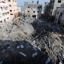 Palästinenser blicken am 8. August 2022 aus einem schwer beschädigten Gebäude in Gaza-Stadt, nachdem zwischen Israel und den Palästinensern eine Feuerpause vereinbart wurde.