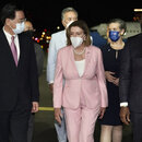  Nancy Pelosi zusammen mit Taiwans Außenminister Joseph Wu bei ihrer Ankunft in Taipeh, Taiwan