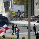 Die Polizei setzt einen Wasserwerfer gegen Demonstranten während einer Kundgebung in Minsk, Belarus, ein 