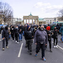 Teilnehmer an einer Demonstration von Rechtsextremisten und 'Reichsbürgern' vor dem Brandenburger Tor 