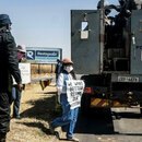 Der simbabwische Schriftsteller Tsitsi Dangarembga  und seine Kollegin Julie Barnes halten Plakate, als sie während eines Protestmarsches gegen Korruption auf der Borrowdale Road am 31. Juli 2020 in Harare verhaftet werden.