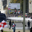 Die Polizei setzt einen Wasserwerfer gegen Demonstranten während einer Kundgebung in Minsk, Belarus, ein