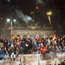 Ausgelassen feiern die Berliner am 31.12.1989 auf der Berliner Mauer vor dem Brandenburger Tor