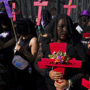 Demonstranten in schwarzen Schleiern halten Kreuze mit dem spanischen Wort "Gerechtigkeit" während einer Demonstration gegen Femizide 