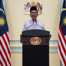Malaysias Premierminister Anwar Ibrahim spricht auf einer Pressekonferenz an seinem ersten Tag im Amt des Premierministers in Putrajaya, Malaysia
