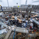 Blick auf den Forschungsreaktor „Wendelstein 7-X“ im Max-Planck-Institut für Plasmaphysik. Das Institut mit dem Fusionsreaktor "Wendelstein 7-X" setzt auf Kernfusion als eine Möglichkeit der Energiegewinnung. 