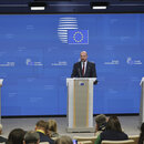 Die Präsidentin der Europäischen Kommission Ursula von der Leyen spricht auf einer gemeinsamen Pressekonferenz mit dem tschechischen Premierminister Petr Fiala und dem Präsidenten des Europäischen Rates Charles Michel 