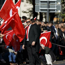 Anhänger von Präsident Erdogan begrüßen ihn bei seinem Staatsbesuch in Köln mit großem Jubel. 