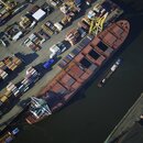 Containerschiff im Hamburger Hafen