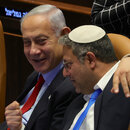 Der israelische Premierminister Benjamin Netanjahu, Mitte, lächelt Itamar Ben Gvir zu.