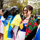 Frauen protestieren vor dem Bundeswirtschaftsministerium in weißer Kleidung mit künstlichem Blut darauf sowie verbundenen Händen bei einer Demonstration gegen die Gewalt an Frauen und Mädchen beim russischen Angriffskrieg auf die Ukraine. 