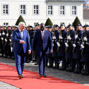 Bundespräsident Frank-Walter Steinmeier (l) begrüßt William Samoei Ruto, Präsident von Kenia, mit militärischen Ehren vorm Schloss Bellevue. 